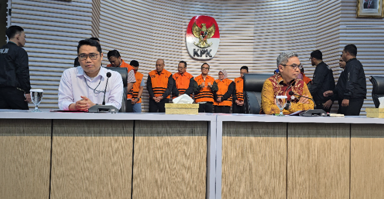 Pakai Rompi Oranye, Wamenaker Noel Pasang Muka Melas Ketua KPK Setyo Budiyanto didampingi Plt Deputi Penindakan dan Eksekusi Asep Guntur Rahayu serta Juru Bicara KPK Budi Prasetyo saat menggelar konferensi pers. Foto : RM