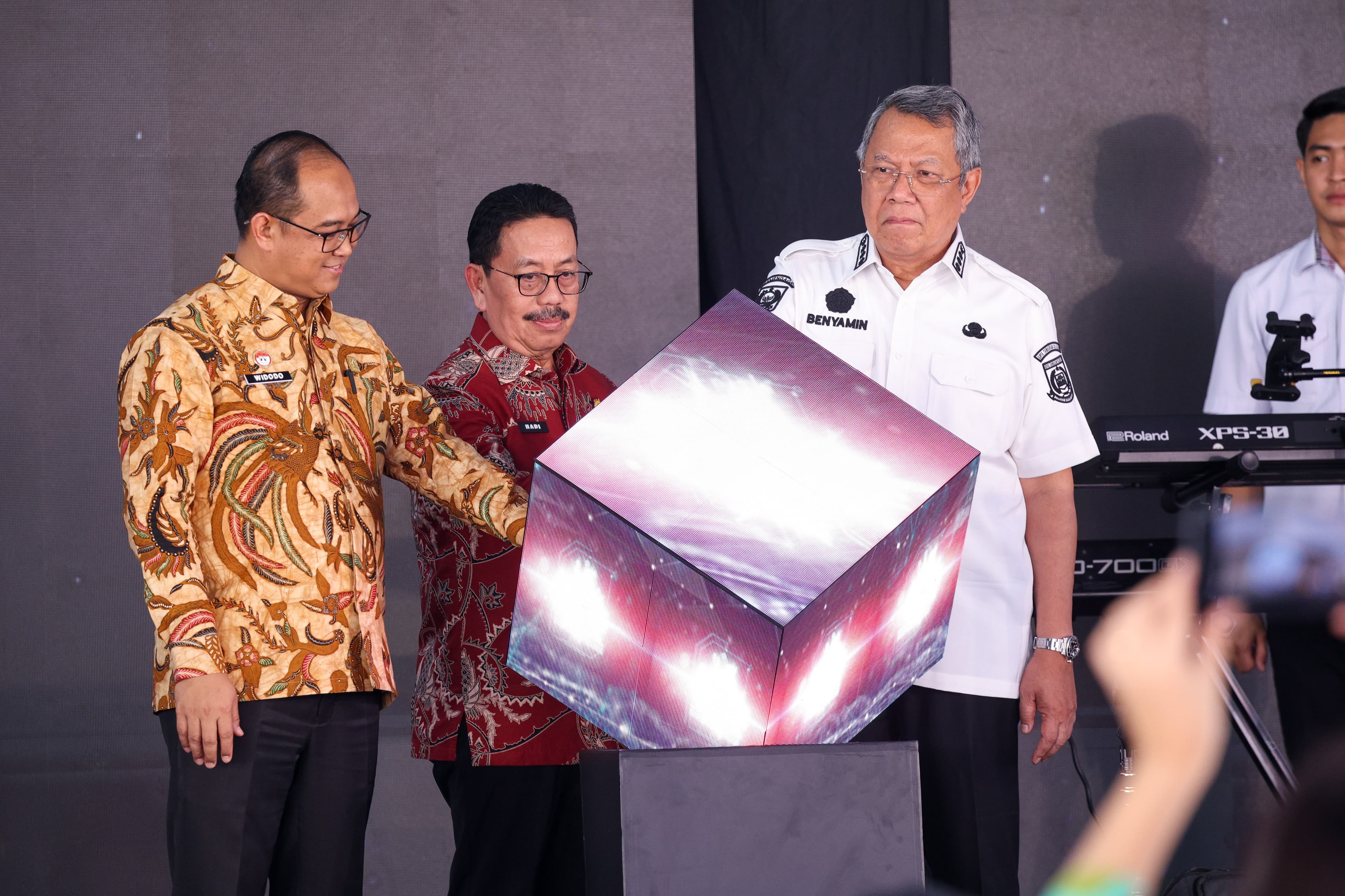 Dirjen AHU Kementerian Hukum Widodo didampingi Wali Kota Tangsel Benyamin Davnie, menekan tombol peresmian pada acara peluncuran program inovasi daerah di Tangsel, Rabu (6/8/2025).(Ist)