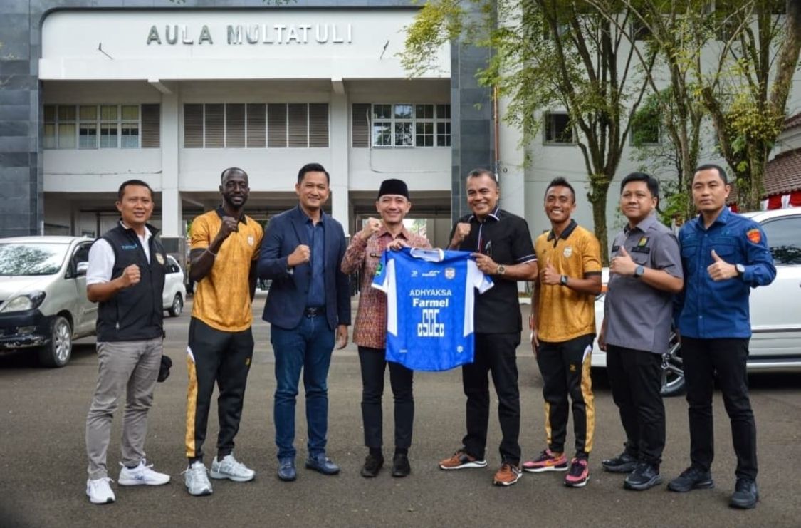 Bupati Lebak Instruksikan Kades untuk Dukung Adhyaksa FC Banten Bupati Lebak, Hasbi Asyidiki Jayabaya bersama official Adhyaksa Banten FC foto bersama sambul menujukan kostum kebangaannya.(Istimewa)