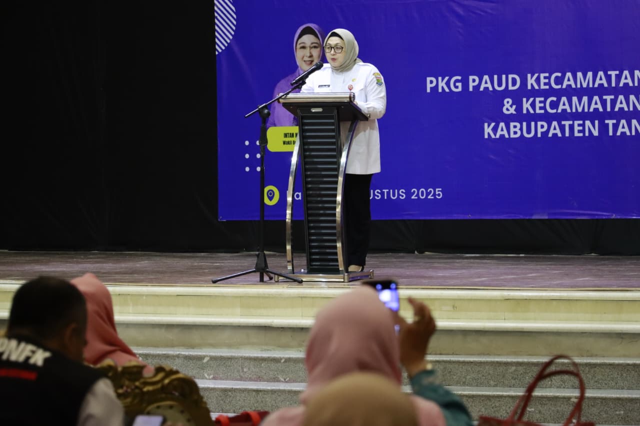 Wakil Bupati Tangerang, Intan Nurul Hikmah, saat memberikan sambutan di Workshop Pengembangan Pembelajaran Mendalam dengan Prinsip Deep Learning bagi pengajar Pendidikan Anak Usia Dini (PAUD) di Kecamatan Pasar Kemis dan Rajeg pada Rabu (20/8).