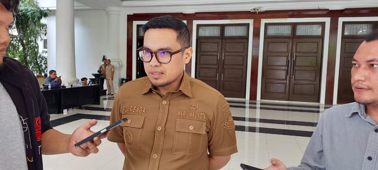 Pemkot Tangsel Serahkan ke Pemkab Pandeglang Soal Kelanjutan Kerja Sama Sampah Wakil Wali Kota Tangsel, Pilar Saga saat diwawancara di Pendopo Gubernur Banten di KP3B, Kota Serang, Senin (25/8/2025).(Istimewa)