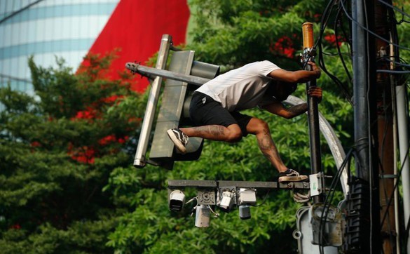 Pengrusakan CCTV di Pejompongan saat demo DPR. Foto : Ist