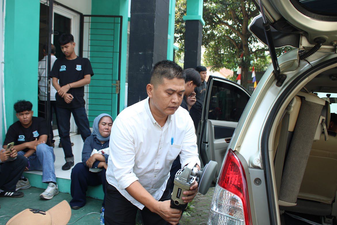 Pemuda Serpong Antusias Ikuti Pelatihan Poles Mobil, Buka Peluang Usaha Baru Puluhan pemuda Kelurahan Serpong terlihat begitu antusias saat mengikuti pelatihan poles mobil. (Ist)