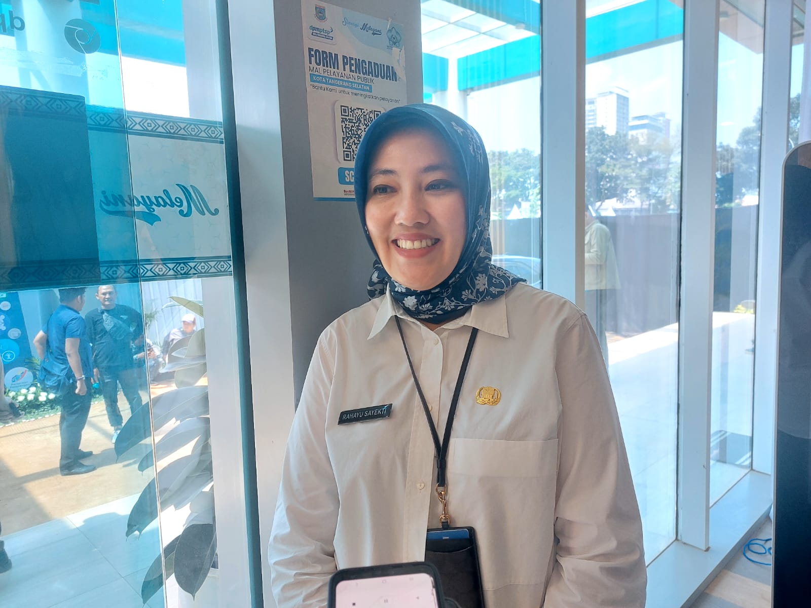 Sekretaris Bapenda Tangsel, Rahayu Sayekti saat menjelaskan capaian penerimaan PKB dan BBNKB di Serpong, Selasa (12/8)