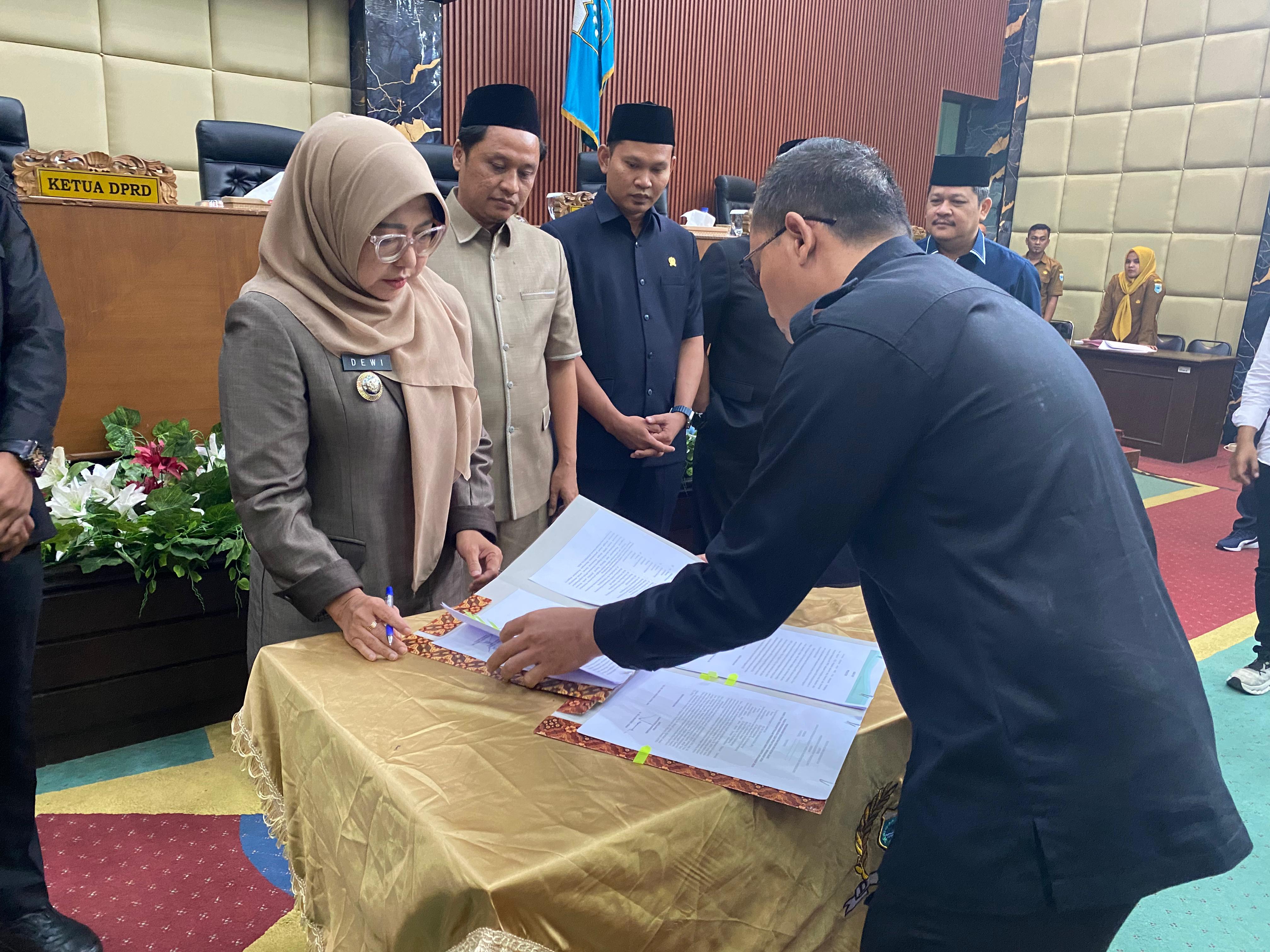 Bupati Raden Dewi Setiani menandatangani Perubahan KUA-PPAS TA 2025 di Gedung DPRD Pandeglang, Senin (11/8/2025).(Istimewa)
