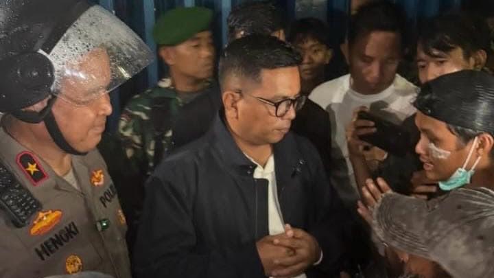 Pendemo di Kota Serang Bakar Pos Polisi, Bubar Setelah Ditemui Gubernur Andra Soni dan Kapolda Gubernur Andra Soni dan Kapolda Banten saat menemui pendemo. Foto : Humas Pemprov