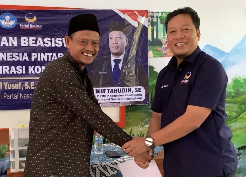 Penerima PIP Diimbau Tak Belanja Di Luar Kebutuhan Sekolah Anggota DPRD Kab Pandeglang yang juga Sekretaris Fraksi Partai NasDem Aip Miftahudin, secara simbolis sedang menyerahkan bantuan PIP Aspirasi kepada salah seorang penerima, kemarin.