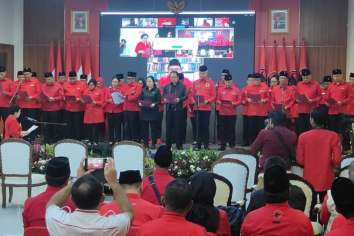 Pengurus DPP PDIP 2025-2030, Megawati Ketum Merangkap Sekjen Ketum PDIP Megawati saat melantik pengurus DPP PDIP 2025-2030. Foto : Ist
