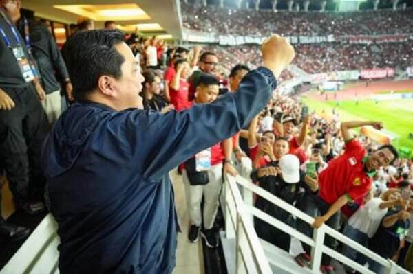 Ketum PSSI Erick Thohir saat menonton laga Piala Kemerdekaan di Stadion Utama Sumatera Utara, Deli Serdang. Foto : Ist