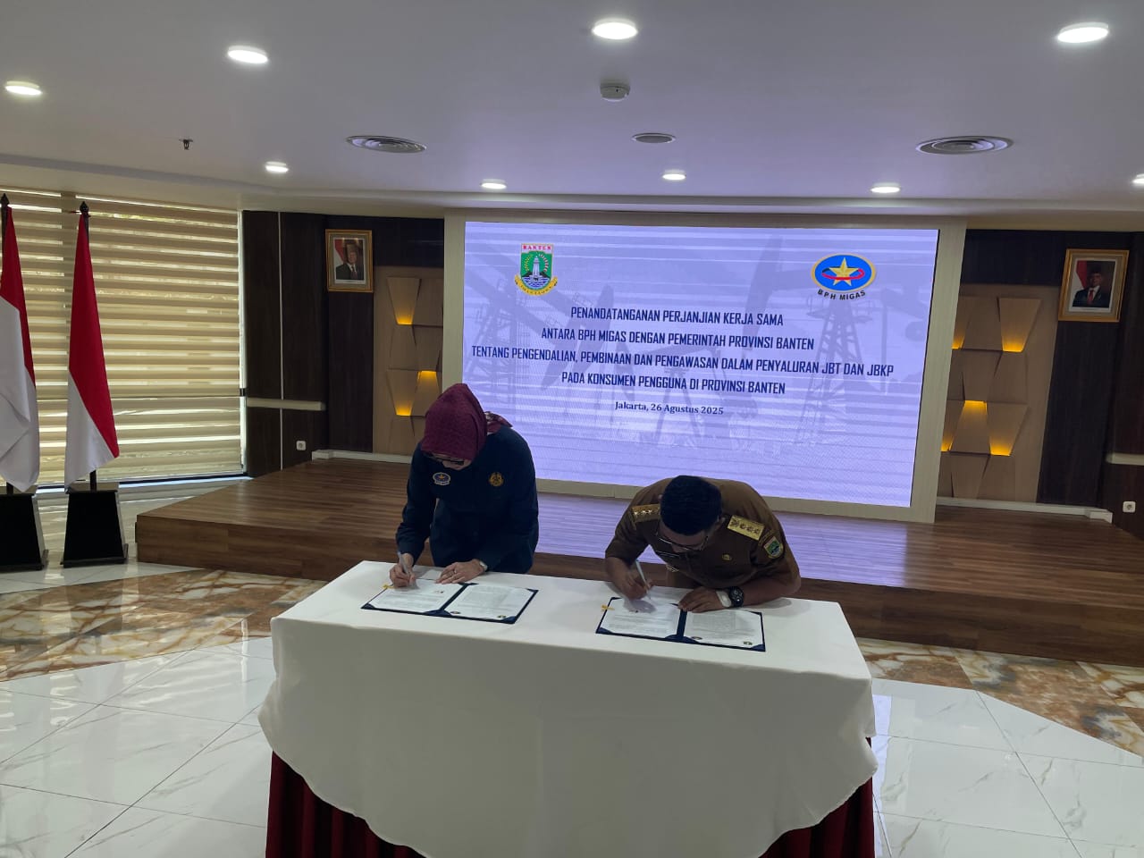 Gubernur Banten, Andra Soni menandatangani kerja sama di Kantor BPH Migas Jl. Kapten Tendean No. 28, Mampang Prapatan, Jakarta, Selasa (26/8/2025).(Istimewa)