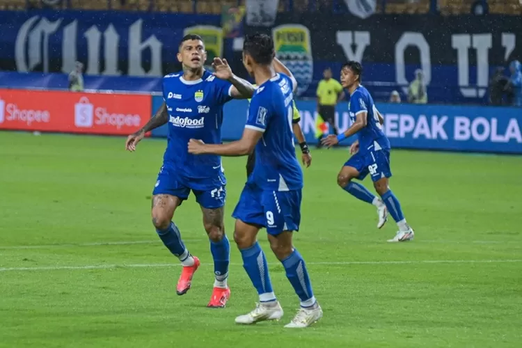 Persib Sukses Kalahkan Juara Liga Champions Asia Sekebrasi skuad Persib usai menang 1-0 dari Western Sydney Wanderers dalam laga persahabatan di Bandung, Sabtu (2/8). Foto ; Ist