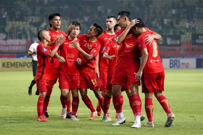 Selebrasi dkuad Persijai usai tundukan Persis 3-0. Foto : Ist