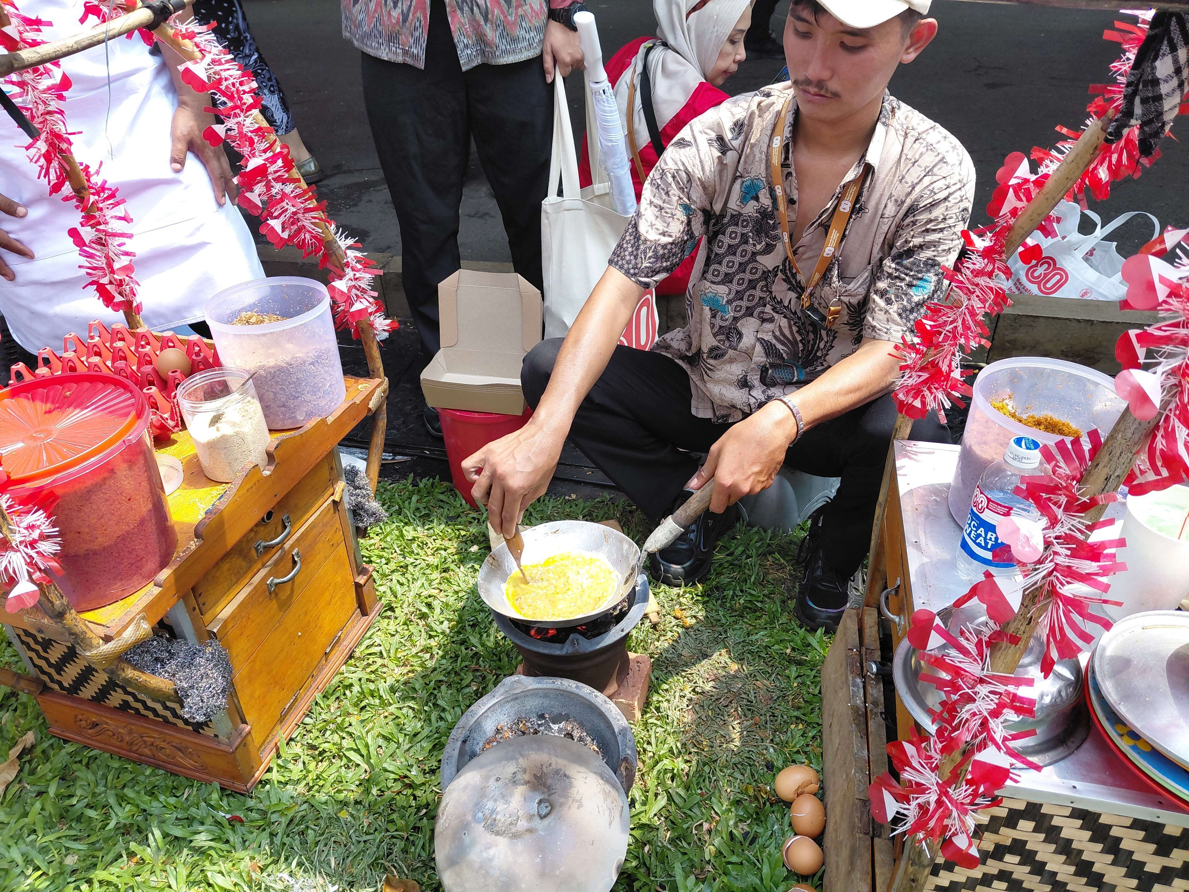 Pesta Rakyat HUT RI di Istana, Prabowo Undang 60 UMKM Salah satu pedagang kerak telor yang ikut dipanggil di Istana pada 17 Agustus 2025. Foto : Ist