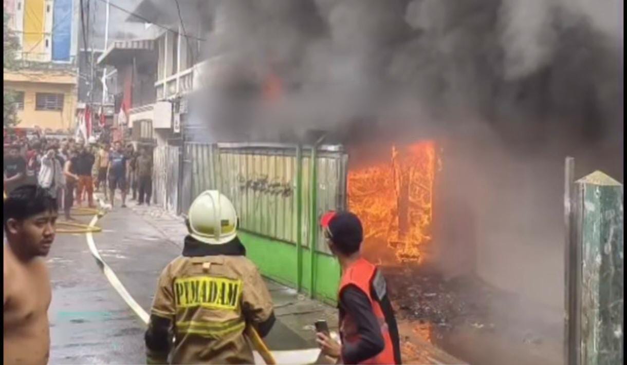 Petugas Damkar Terluka saat Padamkan Rumah Terbakar di Jakbar Lokasi rumah yang terbakar di Mangga Besar 5, Jakarta Pusat. Foto : Ist