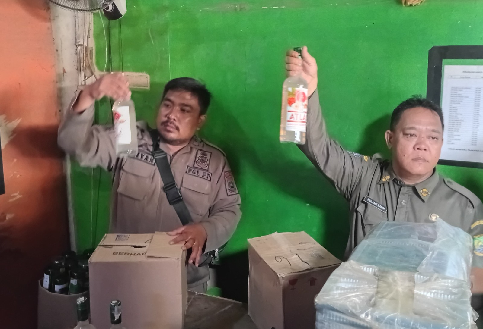 Petugas Satpol PP Sita 173 Botol Miras Ilegal Di Ciledug Barang bukti minuman keras yang berhasil disita oleh Satpol PP Kota Tangerang.