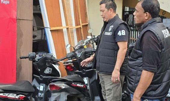 Rumah kontrakan di daerah Ciracas tempat penyimpanan motor hasil curian berhasil digrebek aparat Polres Metro Jakarta Timur. Foto : Ist