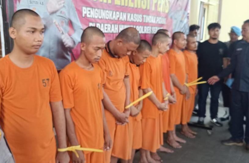 Polisi Tangkap 12 Pelaku Kekerasan Seksual di Serang, Korbannya Anak Usia 4 Tahun Ke 12 pelaku kekerasan seksual kini berhasil diamankan Polres Serang. Foto : Ist