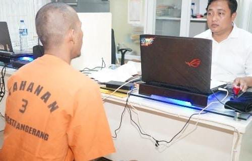 Polisi Tangkap Pengedar Narkoba di Pasar Kemis, 13 Paket Sabu Diamankan AF pengedar narkoba kini diamankan aparat di Polresta Tangerang. Foto ; Istv