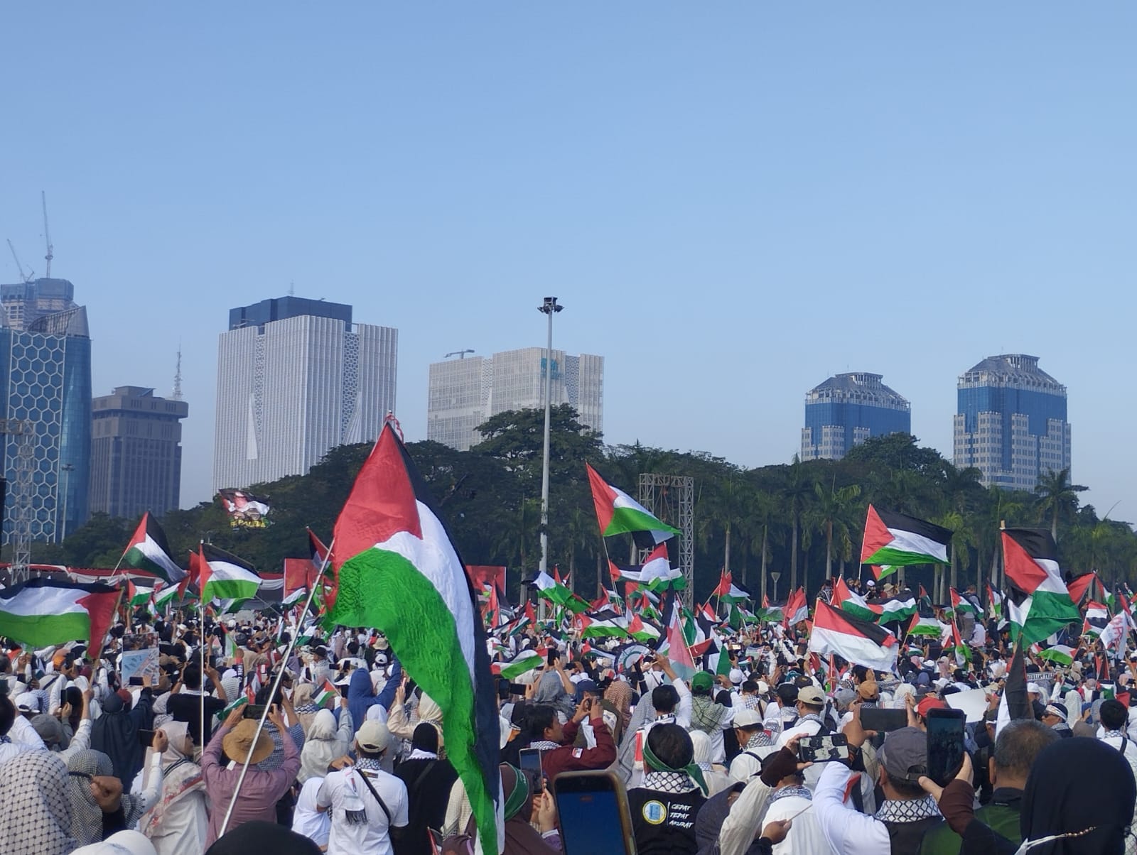Polisi Terjunkan 2.123 Personel Amankan Aksi Damai Selamatkan Gaza Di Monas Aksi damai Palestina di Monas. Foto : Farhan