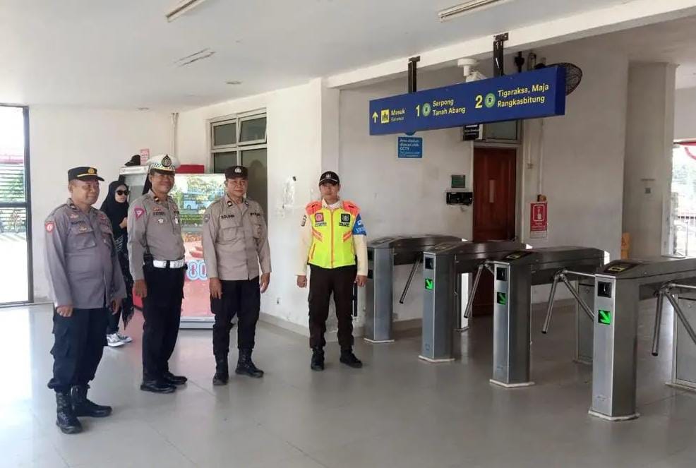 Polresta Tangerang Antisipasi Massa Demonstrasi ke Jakarta Aparat berjaga di Stasiun Duri. Foto : Ist