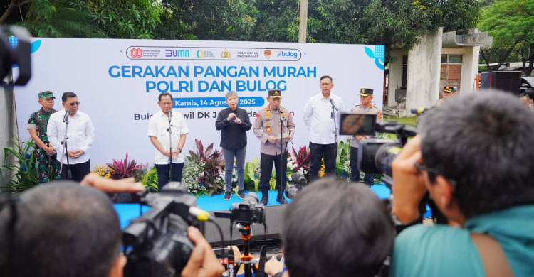 Polri-Bulog Kick-off Gerakan Pangan Murah Serentak se-Indonesia Kick-off Gerakan Pangan Murah oleh Mendagri, Kapolri serta Bulog. Foto : Ist