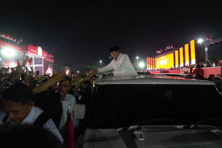 Prabowo Disambut Lautan Warga Di Monas, Ada Yang Menitikkan Air Mata Haru Presiden Prabowo ketika menyspa warga diacara Pesta Rakyat di Monas, Minggu malam (17/8). Foto : Ist