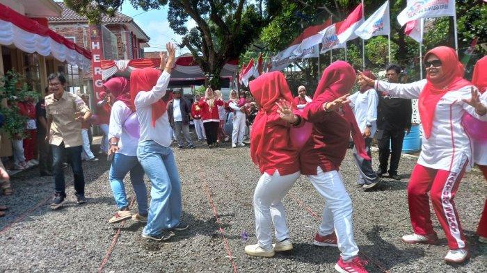 Lomba joget balon dalam rangka 17 Agustus. Foto : Ist