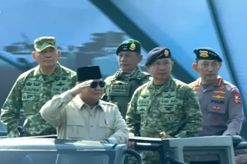 Prabowo Ungkap Alasan Pelantikan 6 Panglima Kodam & 20 Komandan Brigade Baru Presiden Prabowo saat inpeksi pasukan. Foto : Ist