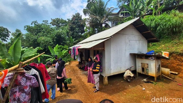 Pratikno Utus Stafsus Beri Bantuan Konkret Untuk Tangani Kasus Balita Meninggal di Sukabumi Rumah keluarga Almarhumah Ananda Siti Raya, Sukabumi. Foto : Ist