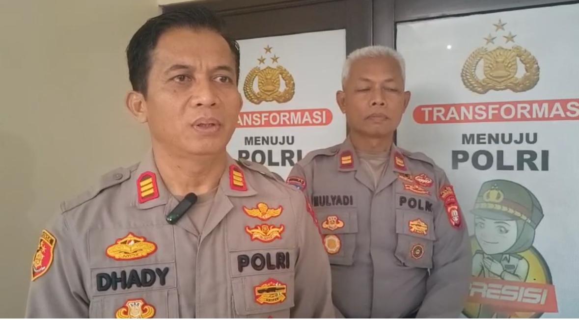 Kapolsek Cisauk, AKP Dhady Arsya menjelaskan kasus preman yang mengamuk di restoran cepat saji.