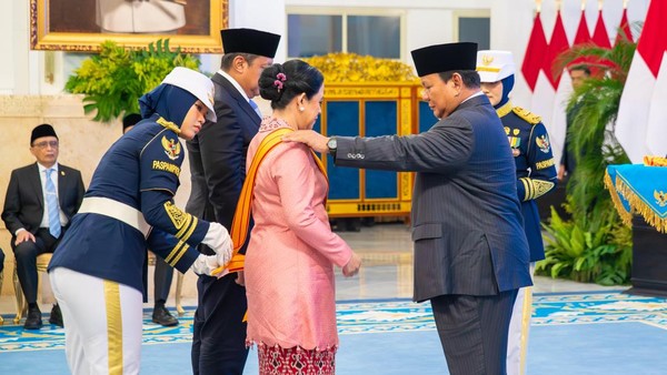 Presiden Prabowo saat memberikan penghargaan kepafa Ketua DPR Puan Maharani. Foto : Ist