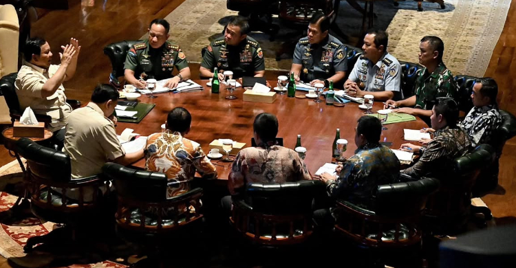 Presiden Prabowo rapat di Hambalang bersama Panglima TNI dan jajaran nya. Foto : Ist