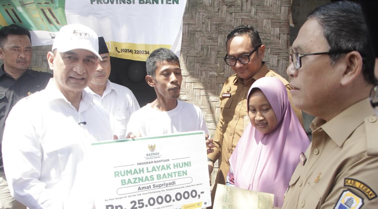 Wagub Banten Dimyati Natakusumah didampingi Wabup Lebak Amir Hamzah sedang menyerahkan bantuan Rumah Layak Huni Baznas kepada masyarakat penerima di kediamannya, kemarin.
