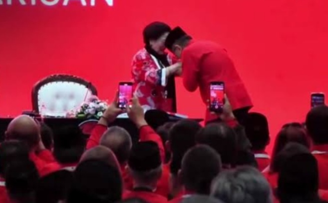 Sehari Setelah Bebas, Hasto Hadiri Kongres PDIP Di Bali Hasto menemui Megawati disela-sela Konggres ke VI PDIP di Bali. Foto : Ist
