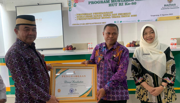 Sekda Kabupaten Tangerang Apresiasi Program Baznas Sekretaris Daerah (Sekda) Kabupaten Tangerang, Soma Atmaja, secara simbolis menyerahkan penghargaan kepada salah satu penerima di ajang Baznas Award yang berlangsung Kamis (21/8).