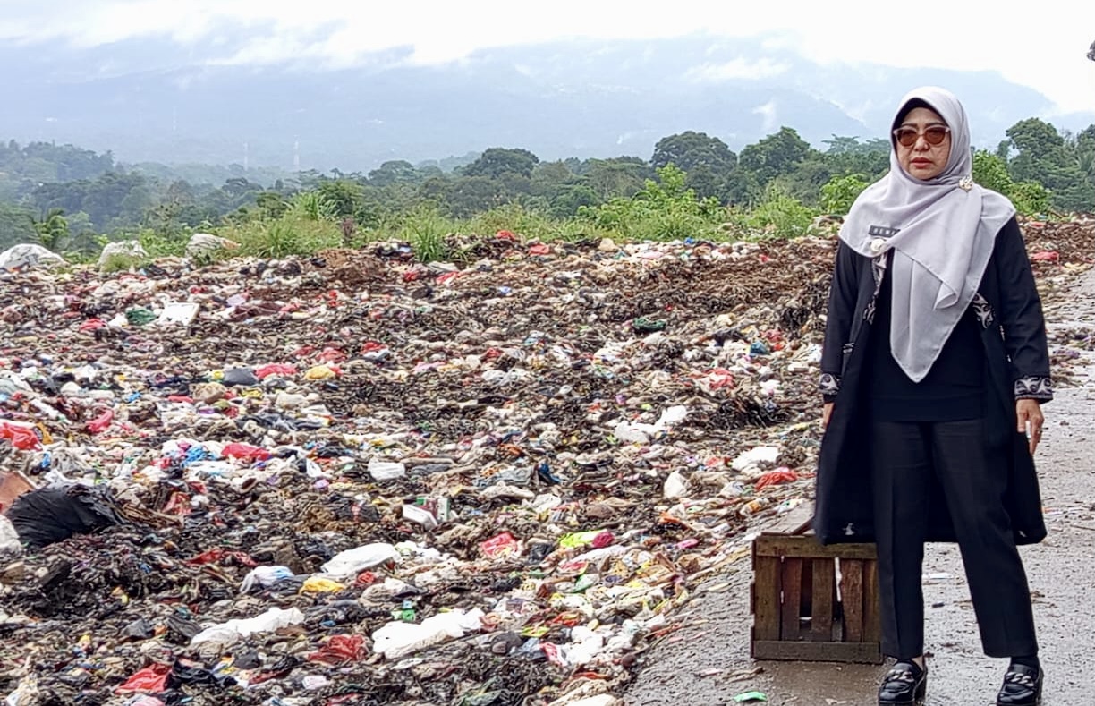 Bupati Pandeglang Raden Dewi Setiani, sedang meninjau kondisi TPA Bangkonol, Kabupaten Pandeglang, Selasa (12/8) lalu.