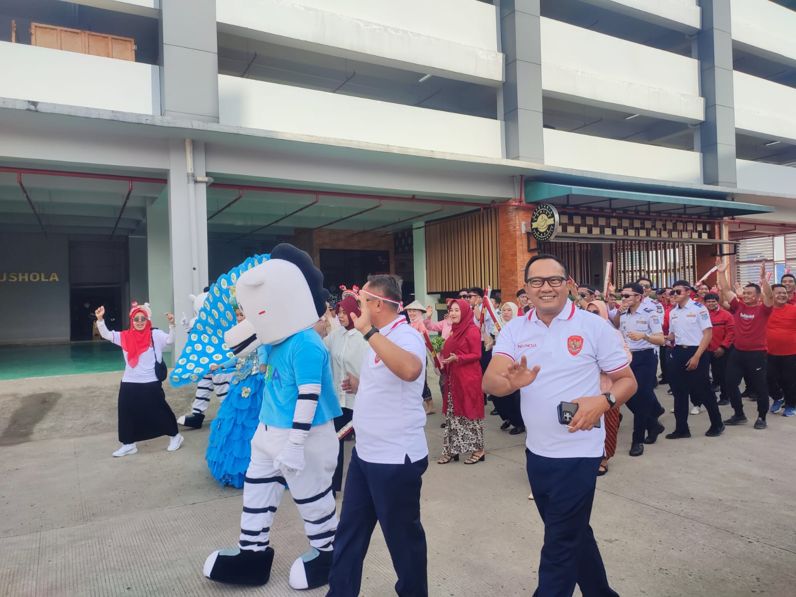 Kepala Dinas Perkimta Aries Kurniawan bersama panitia menutup acara dengan harapan agar tradisi kebersamaan ini terus berlanjut. (tangselpos.id/irm)