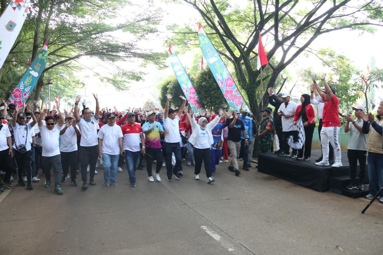 Jalan santai dalam rangka memeriahkan HUT RI ke-80 yang diselenggarakan Kecamatan Serpong bertempat di tandon Ciater, Serpong, Sabtu (16/8/2025). (tangselpos.id/irm)