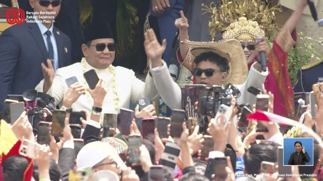 Presiden Prabowo ikut berjoget saat acara hiburan pada Upacara HUT RI Ke 80 di Istana Merdeka. Foto : Ist