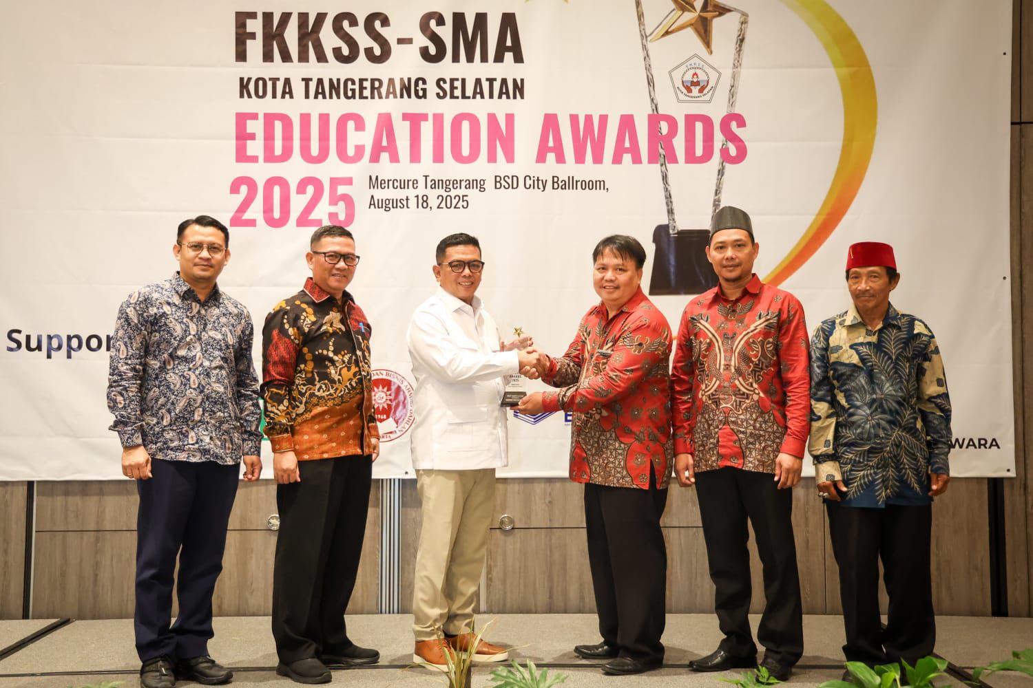 Sukseskan Program Sekolah Gratis, Andra Soni Perkuat Sinergi Dengan Sekolah Swasta Gubernur Banten Andra Soni (no 3 dari kiri) saat menghadiri Forum Komunikasi Kepala Sekolah Swasta Sekolah Menengah Atas (FKKSS-SMA) Kota Tangsel. Foto : Humas Pemprov
