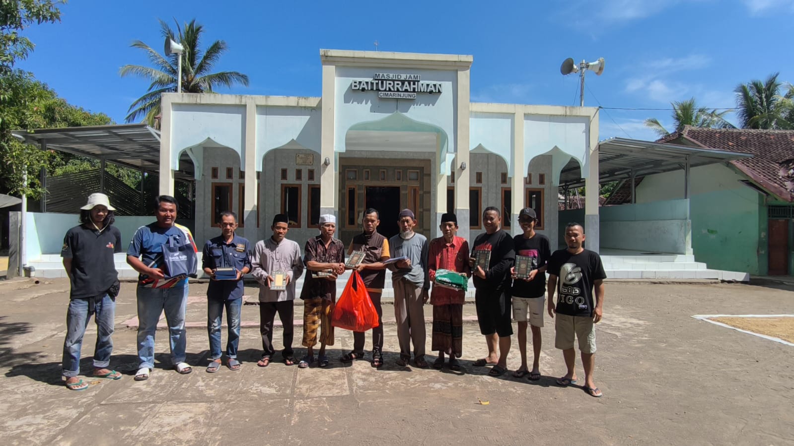 Susuri Pesisir Sukabumi-Banten, Belasan Jurnalis Tangsel Salurkan Sumbangan ke Puluhan Surau Jurnalis Tangsel salurkan bantuan ke surau di pesisir Sukabumi–Lebak jelang HUT RI ke-80. (tangselpos.id/rmn)