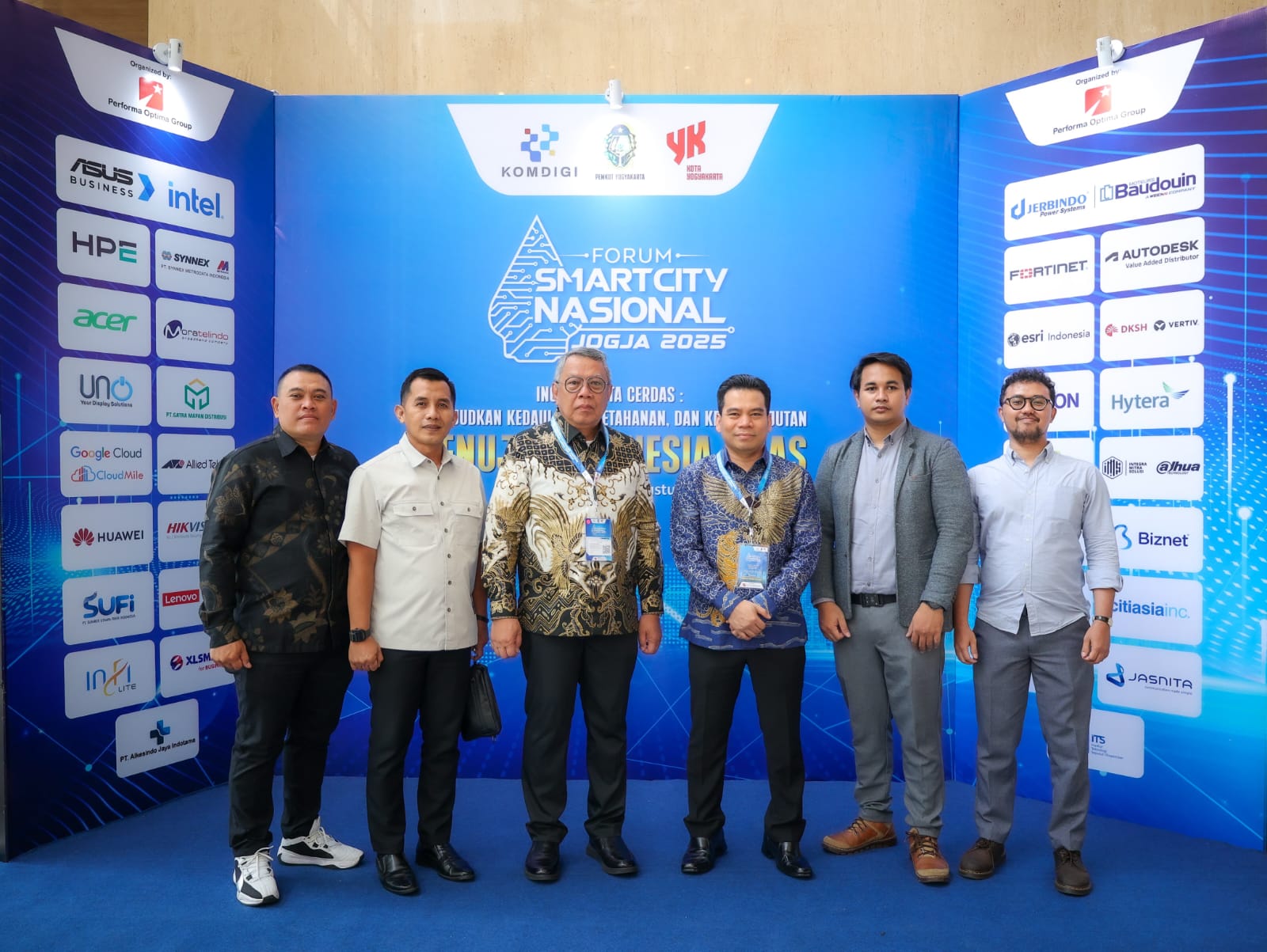 Tangsel Terus Kembangkan Inovasi Digital & Tata Kelola Lebih Baik Wali Kota Tangsel, Benyamin Davnie dan jajaran Diskominfo saat menghadiri acara Forum Smart City Nasional di Yogyakarta, Rabu (27/8)