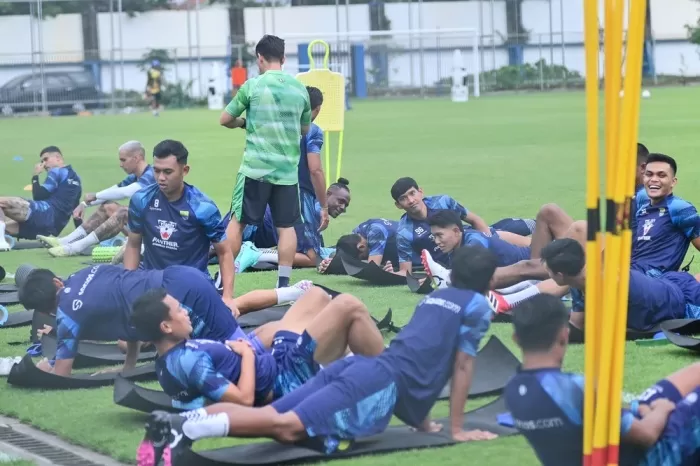 Tatap BRI Super League 2025/2026, Persib Optimis Sesi latihan fisik Skuad Persib Bandung. Foto : Ist