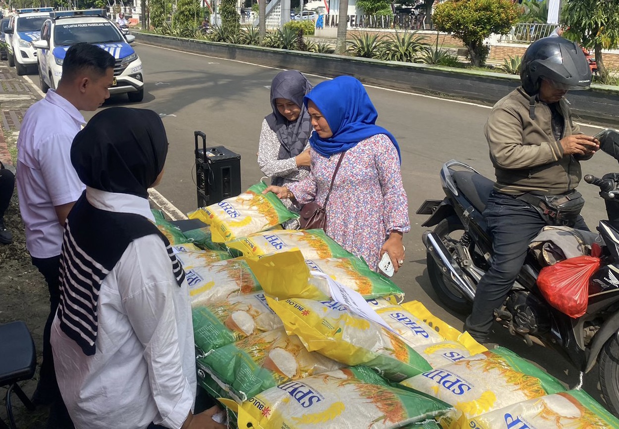 Tekan Lonjakan Harga, Polres Pandeglang Jual Beras Murah Masyarakat sedang memburu beras murah yang dijajakan pihak Polres Pandeglang di kegiatan Gerakan Pangan Murah di Pos Lantas Alun-Alun Kabupaten Pandeglang, Rabu (6/8).