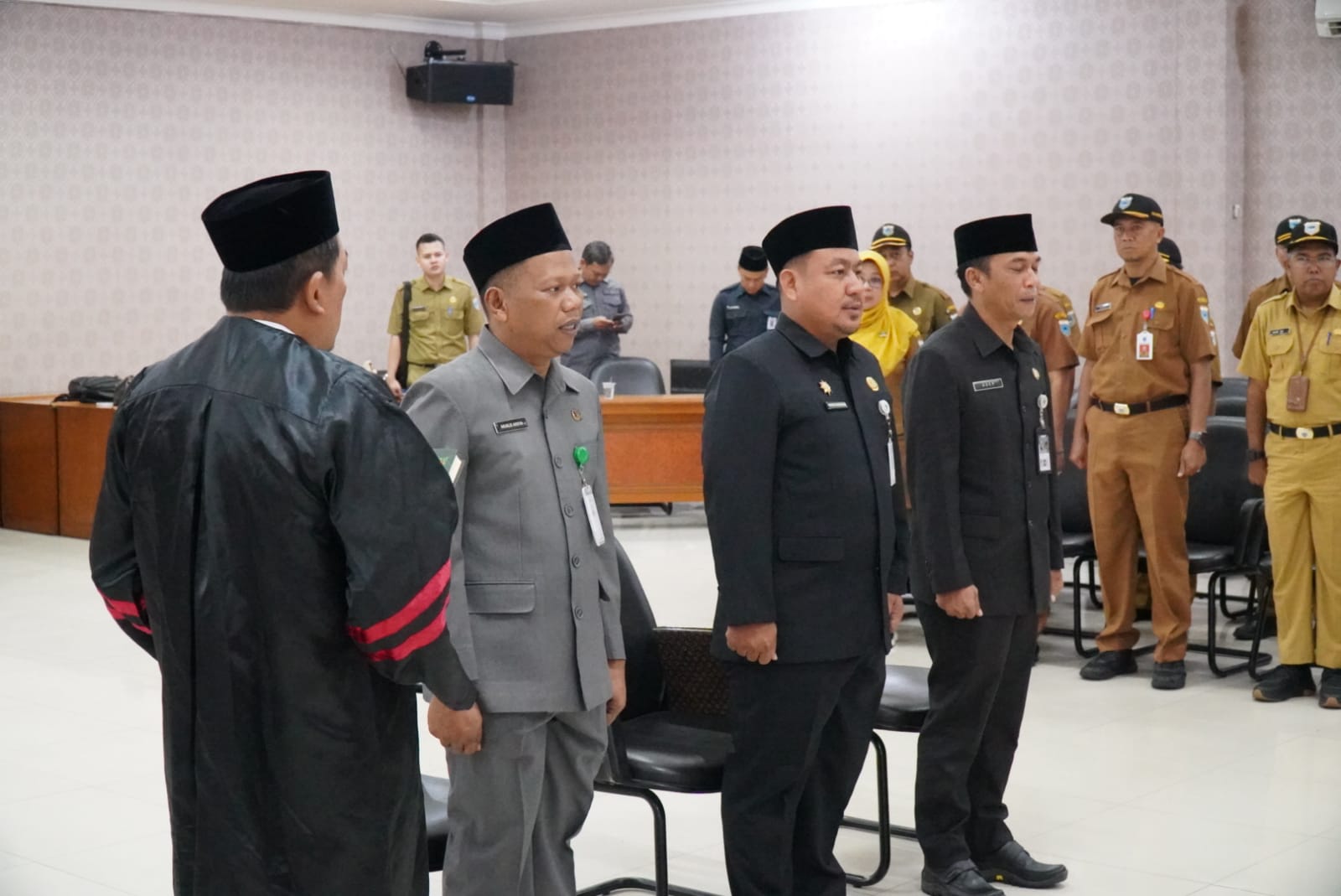 Tiga camat di Kabupaten Pandeglang, yakni Mukhlis Arifin (Camat Sindangresmi), Gimas Rahardian (Camat Pulosari, dan Asep Setia Permana (Camat Cisata), Senin (4/8/2025) dilantik sebagai Kepala Organisasi Perangkat Daerah (OPD) oleh  Bupati Pandeglang, Raden Dewi Setiani.(Istimewa)