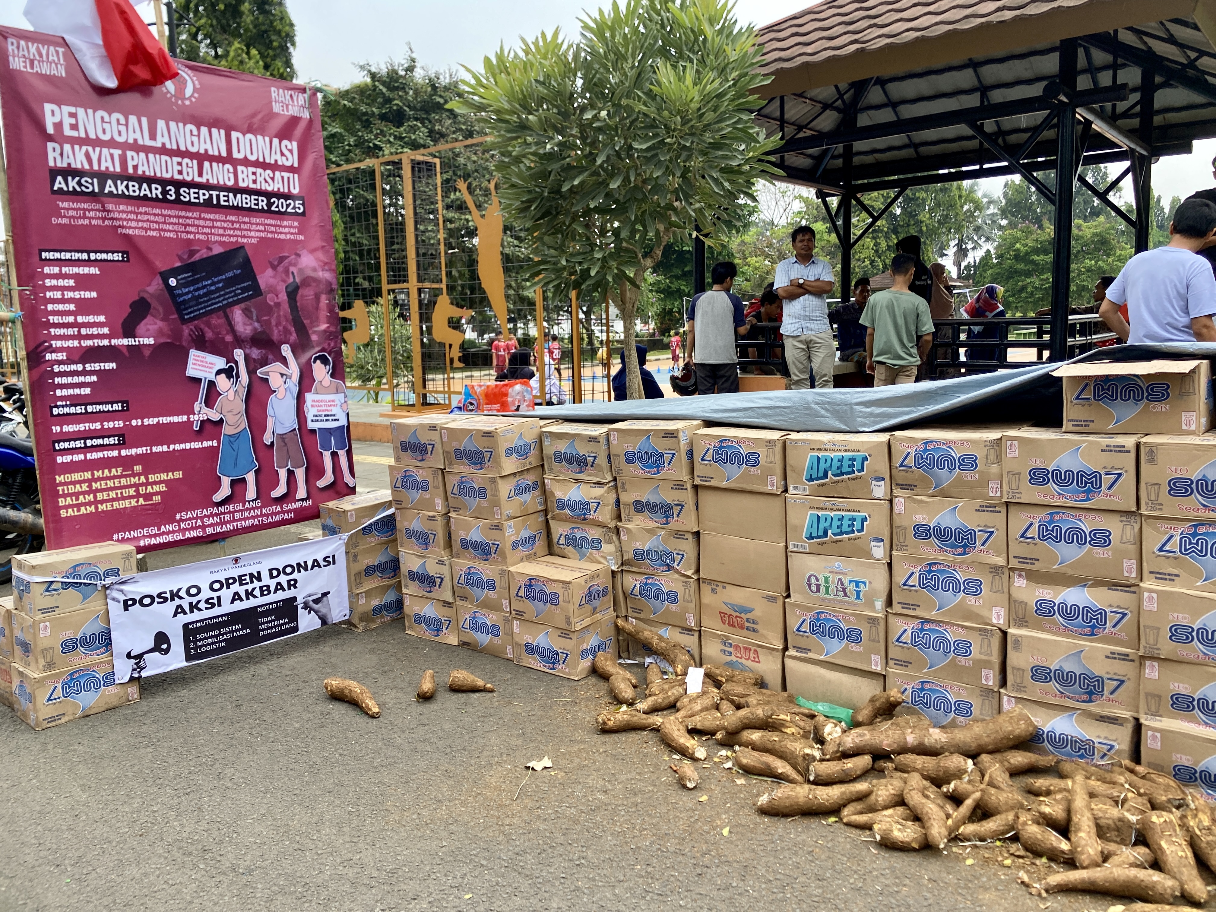 Ratusan dus air mineral hasil open donasi aksi akbar yang dilakukan Rakyat Pandeglang Melawan, dijejerkan di pinggir Jalan Raya Pandeglang-Labuan, tepatnya di depan Pendopo Bupati Pandeglang, Senin (25/8).