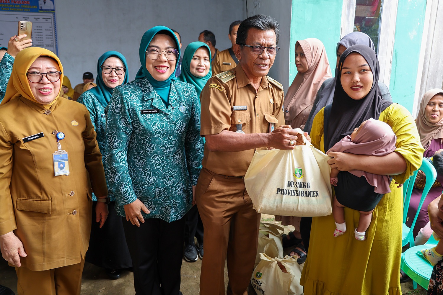TP PKK Banten Bantu Nutrisi Bayi, Ibu Hamil dan Menyusui di Pandeglang Ketua TP PKK Provinsi Banten, Tinawati Andra Soni, salurkan bantuan nutrisi bagi keluarga berisiko stunting di Desa Pareang, Kecamatan Mekarjaya, Kabupaten Pandeglang, Senin (25/8/2025).(Istimewa)