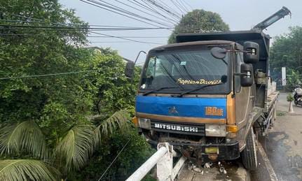 Truk Hampir Terjun ke Sungai di Bogor, Sopirnya Ketiduran Sopir ngantuk truk hampir masuk sungai. Foto : Ist