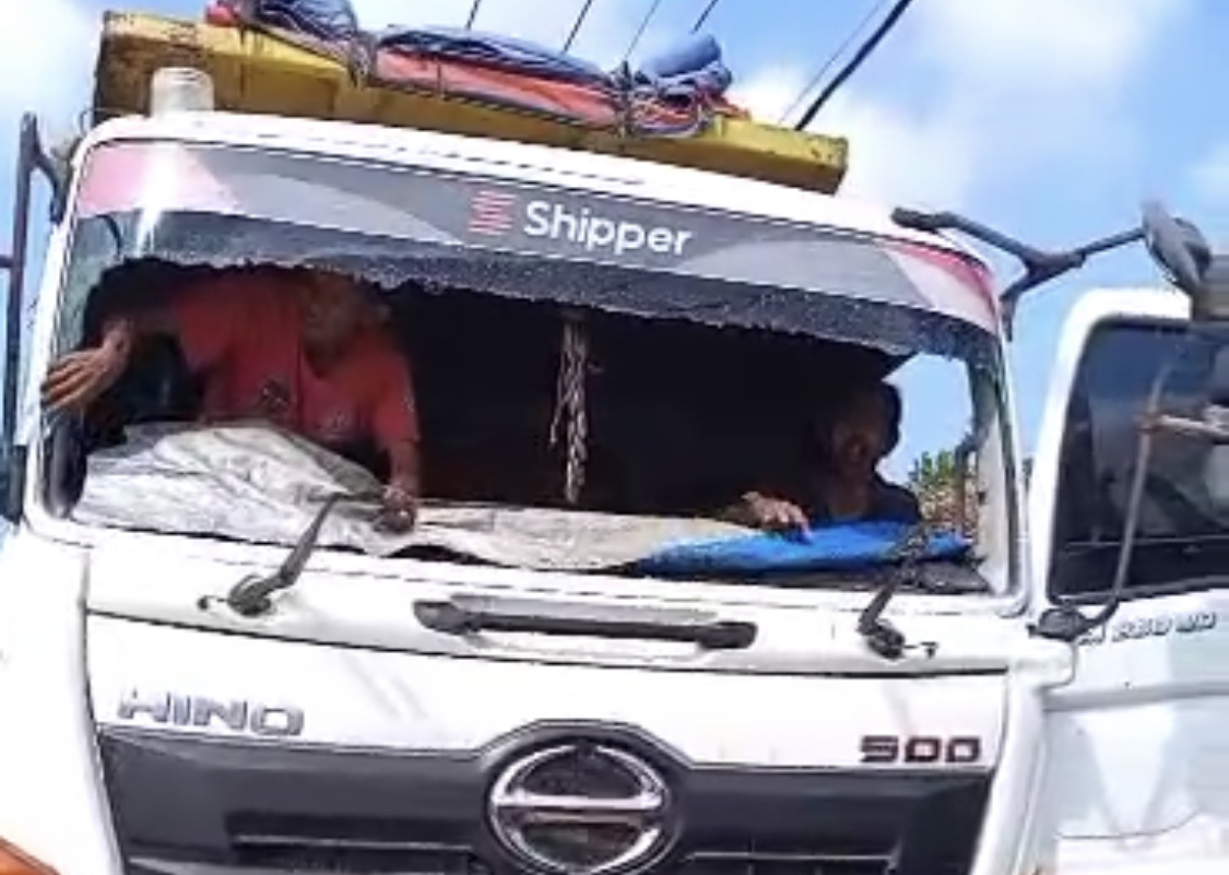 Truk Proyek Jalan Nasional Simpang Malingping-Bayah Dilempari Batu Pasca ada yang melempari dengan batu, kondisi mobil truk proyek jalan nasional Simpang Malingping-Bayah terlihat rusak parah.