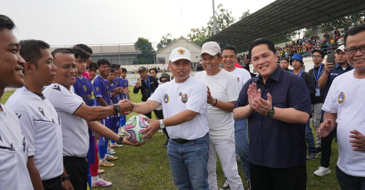 Ketum PSSI Erick Thohir (no 2 kanan) saat membuka Liga 4 di Kota Depok. Foto : Ist